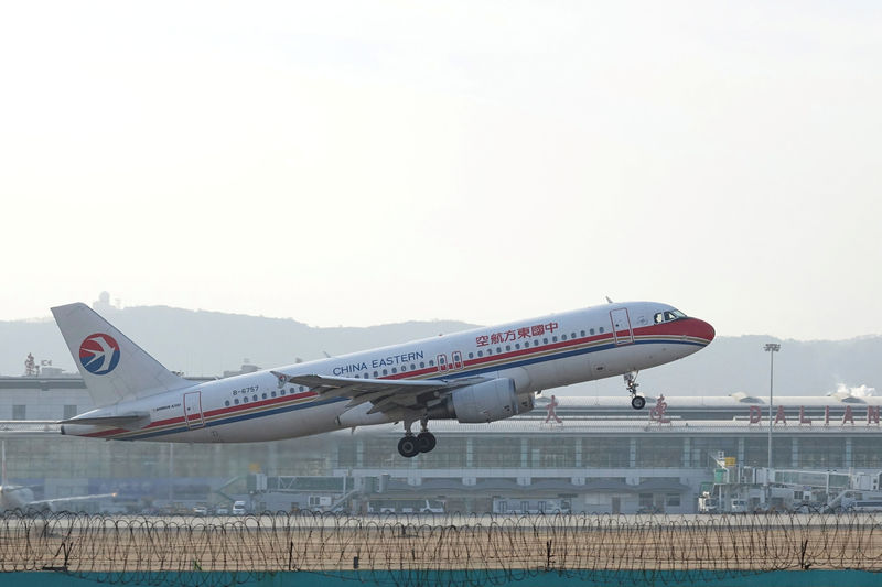 © Reuters. FILE PHOTO:  China Eastern Airlines Airbus A320 plane takes off from Dalian airport in Dalian