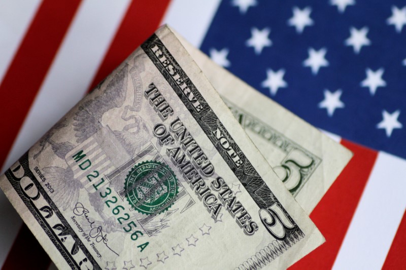 © Reuters. الدولار يصعد لتجدد مخاوف الحرب التجارية وتقييم متفائل للمركزي الأمريكي