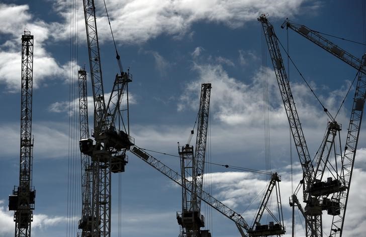 © Reuters. FILE PHOTO: Construction cranes are seen on a building site in central London