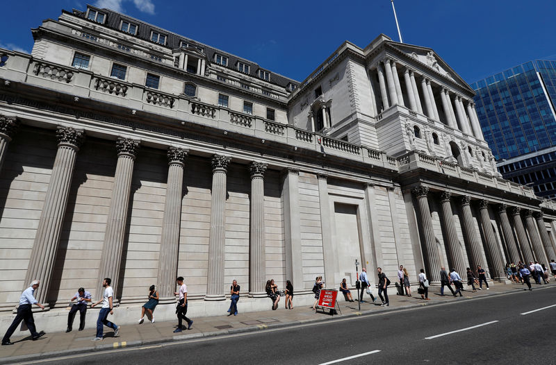 © Reuters. El Banco de Inglaterra se prepara para subir tipos pese al riesgo del Brexit