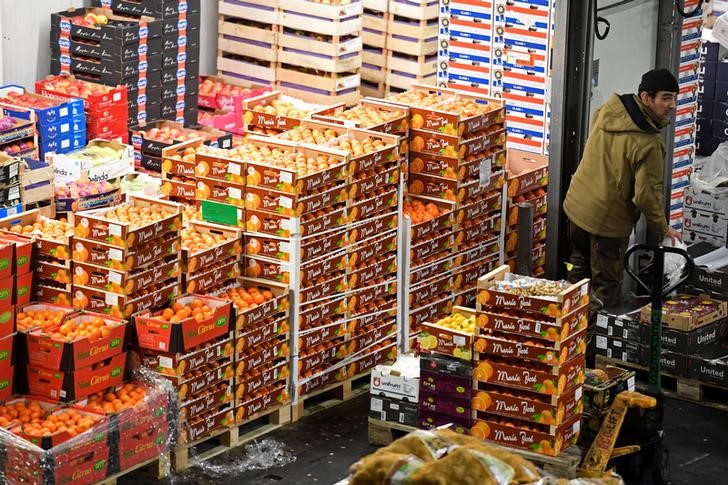 © Reuters. FILE PHOTO: A seller offers some oranges at the wholesale fruits and vegetables market in Hamburg