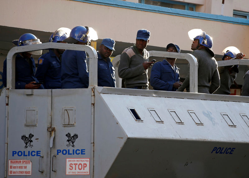 © Reuters. جنود يأمرون المتاجر في عاصمة زيمبابوي بإغلاق أبوابها