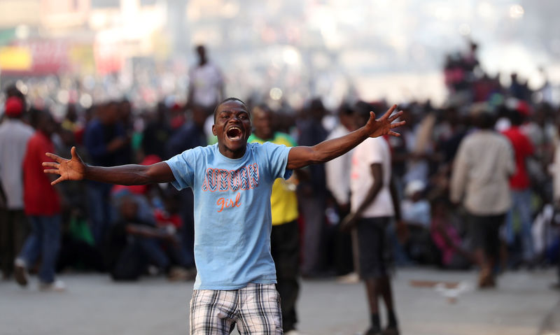 © Reuters. بريطانيا تدعو للهدوء في زيمبابوي والكومنولث تدين استخدام القوة