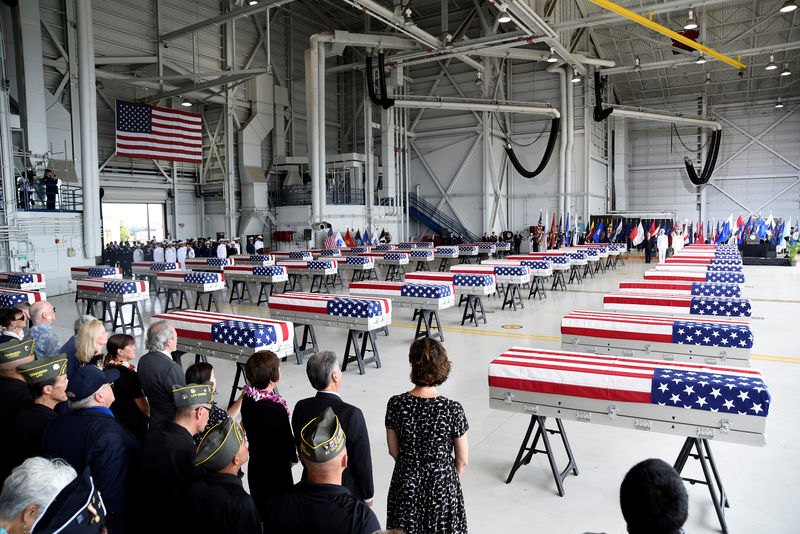 © Reuters. Caixões com restos mortais de soldados norte-americanos mortos na Guerra da Coreia, em cerimônia no Havaí