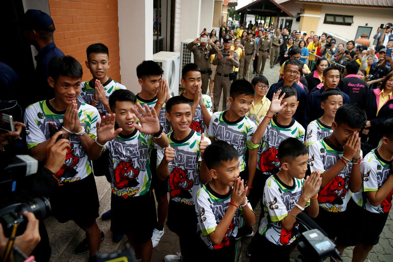 © Reuters. Meninos resgatados de caverna chegam para coletiva de imprensa em Chiang Rai, na Tailândia