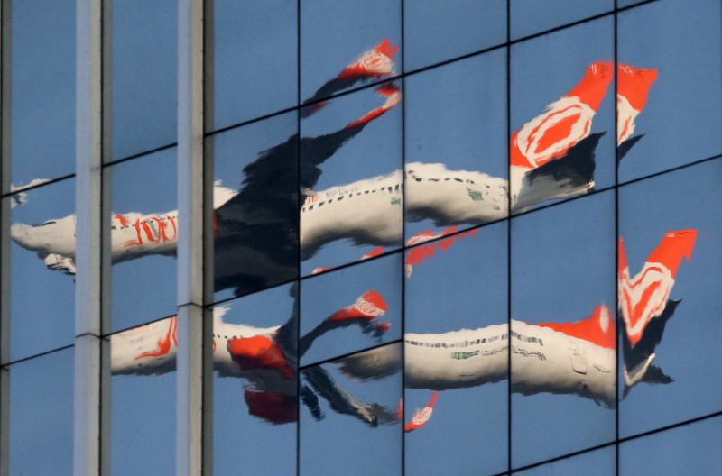 © Reuters. Imagem do avião da Gol refletida em um prédio ao decolar do aeroporto de Congonhas, em São Paulo