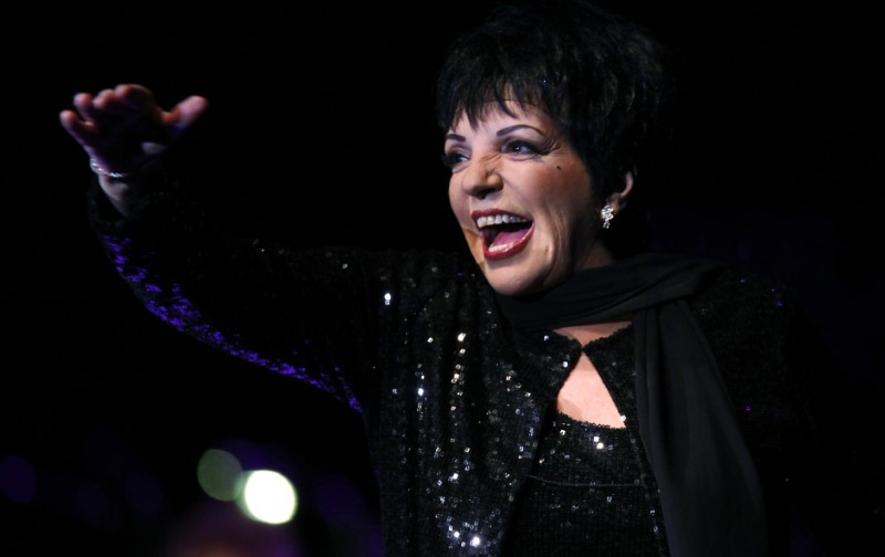 © Reuters. Cantora Liza Minnelli durante apresentação em Frankfurt, Alemanha