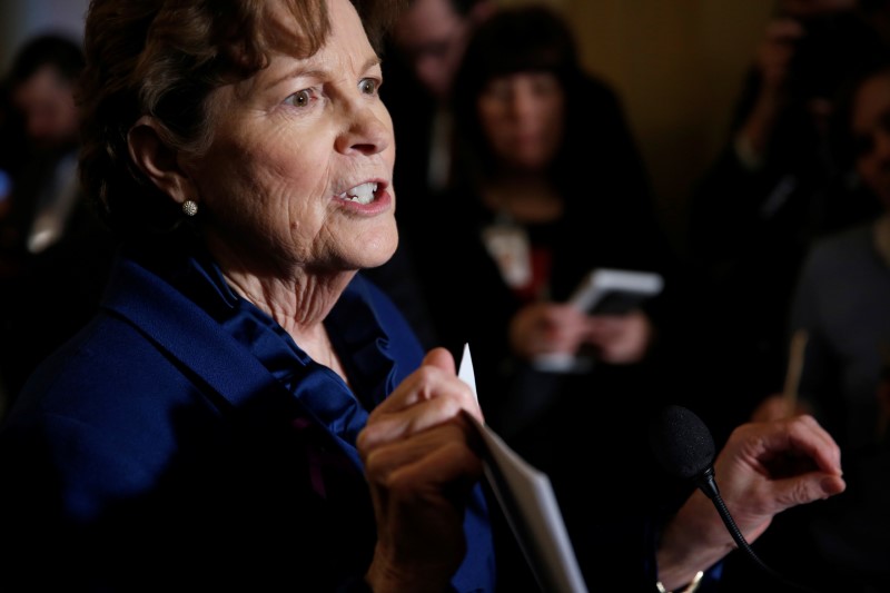 © Reuters. Senadora democrata Jeanne Shaheen fala no Congresso dos EUA, em Washington