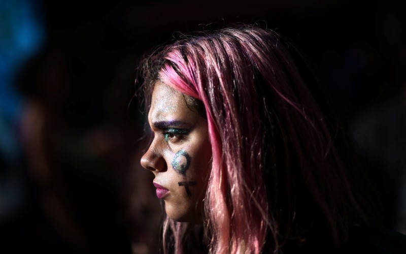 © Reuters. Mulher com símbolo das mulheres desenhado no rosto durante protesto em Buenos Aires, Argentina