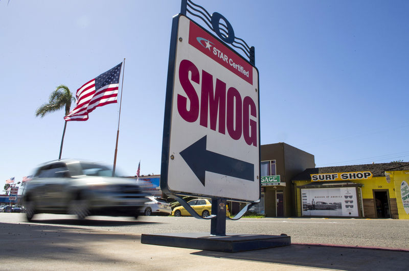 © Reuters. La Casa Blanca propone relajar la norma de emisiones de coches, anulando la de California