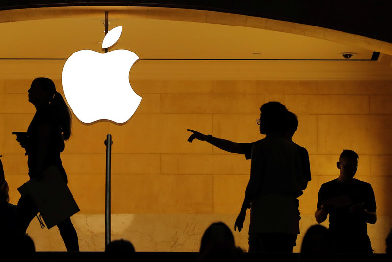 © Reuters. Apple contacta con firmas de telecomunicaciones chinas para reducir el 