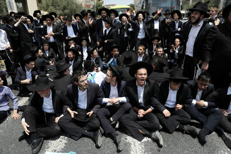 © Reuters. يهود متشددون يحتجون على تجنيدهم بالجيش الإسرائيلي ويشتبكون مع الشرطة