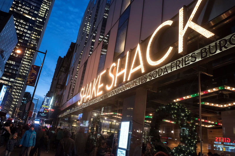 © Reuters. FILE PHOTO: Passersby walk in front of the Shake Shack restaurant in the Manhattan borough of New York