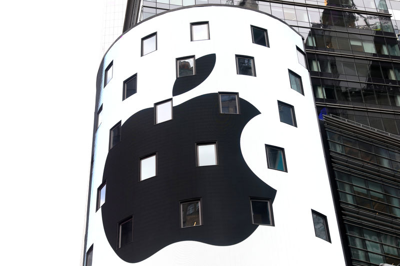 © Reuters. Logo da Apple é projetado eletrônicamente no Nasdaq Market Site depois do fechamento do pregão em Nova York, EUA