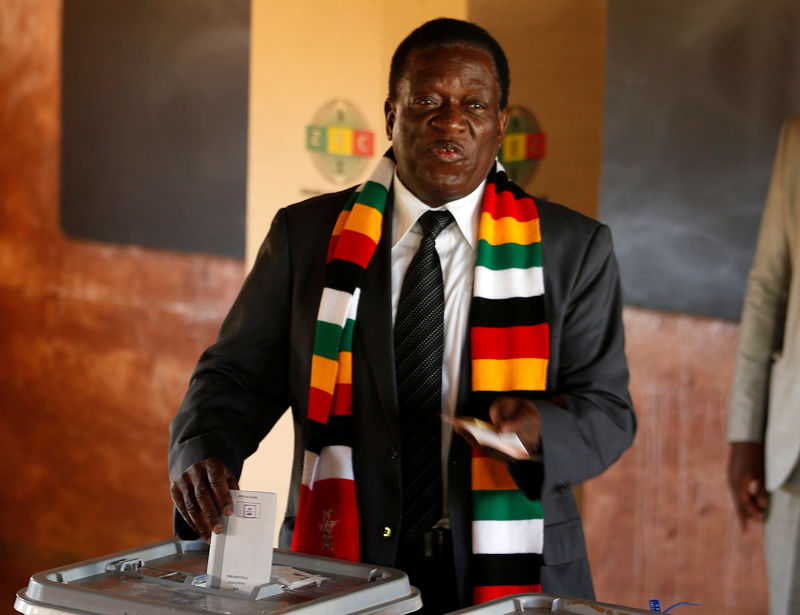 © Reuters. Presidente do Zimbábue Emmerson Mnangagwa vota em Kwekwe