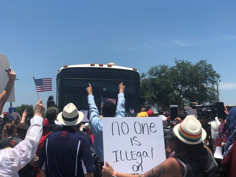 © Reuters. Pessoas protestam em frente a ônibus com imigrantes no Texas