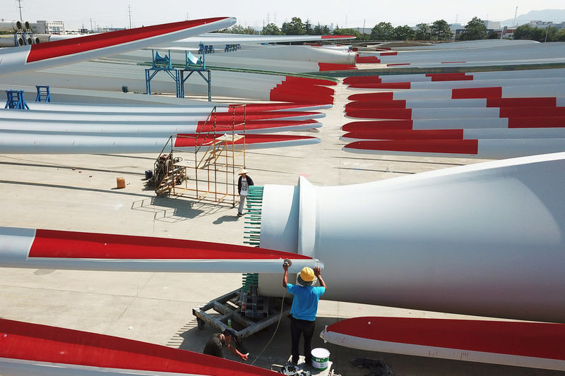 © Reuters. Men work on wind turbine blades at a plant manufacturing wind turbine equipments in Lianyungang, Jiangsu