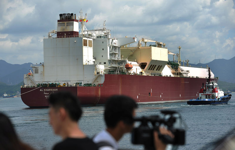 © Reuters. Vessel carrying liquified natural gas (LNG) cargo from Qatar approaches the new LNG terminal of China National Offshore Oil Corp (CNOOC)  in Shenzhen