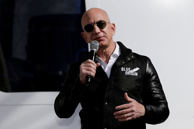 © Reuters. FILE PHOTO: Amazon and Blue Origin founder Bezos addresses the media in Colorado Springs