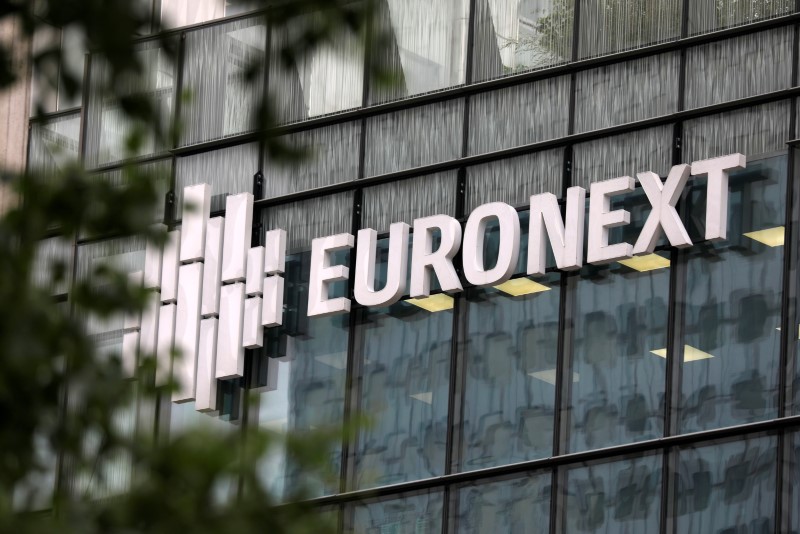 © Reuters. FILE PHOTO:  The logo of stock market operator Euronext is seen on a building in the financial district of la Defense in Courbevoie