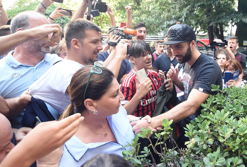 © Reuters. Higuaín llega al AC Milan y Bonucci vuelve a la Juve a través de un acuerdo