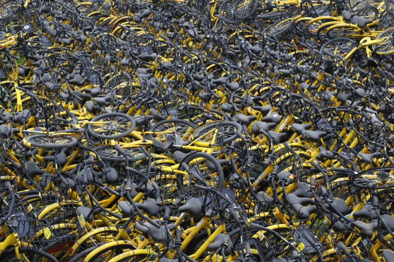 © Reuters. FILE PHOTO: Bicycles of bike-sharing company Ofo are seen on a vacant lot in Zhengzhou