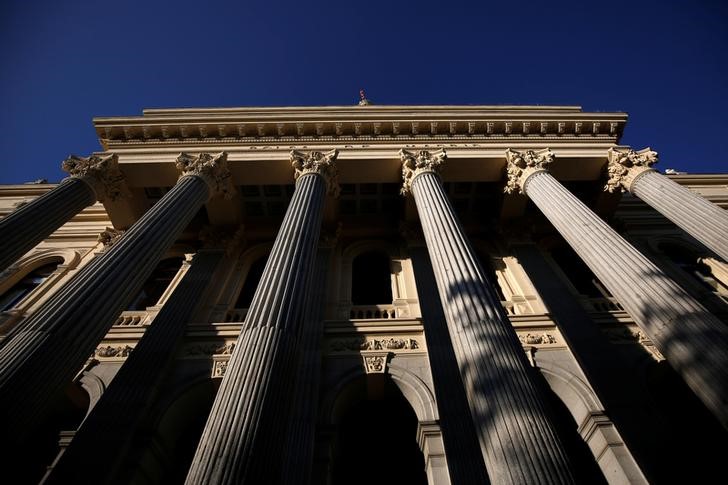 © Reuters. El Ibex toma un respiro tras dos jornadas de descenso, IAG baja 3,5 por ciento tras resultados