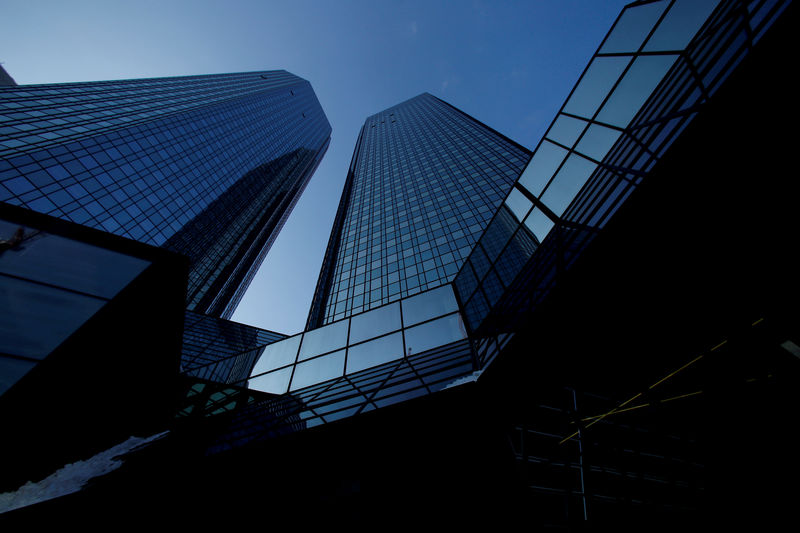 © Reuters. FILE PHOTO: the headquarters of the Deutsche Bank is pictured in Frankfurt