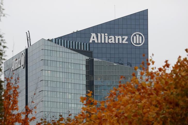 © Reuters. The logo of Europe's biggest insurer Allianz SE is seen on the company tower in the financial and business district of La Defense