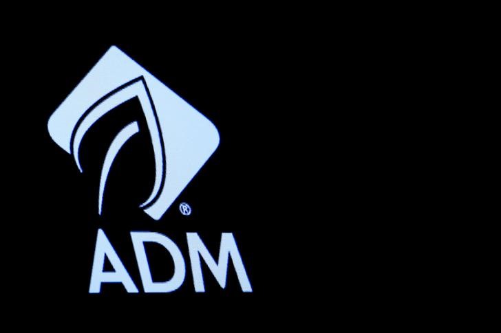 © Reuters. FILE PHOTO: The Archer Daniels Midland Co. (ADM) logo is displayed on a screen on the floor of the NYSE in New York