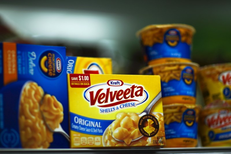 © Reuters. A box of Kraft Velveeta shells and cheese is displayed in a grocery store in New York