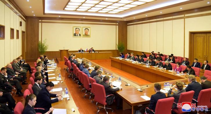 © Reuters. Reunião do comitê intergovernamental Coreia do Norte-Rússia em Pyongyang, em foto divulgada pela agência KCNA