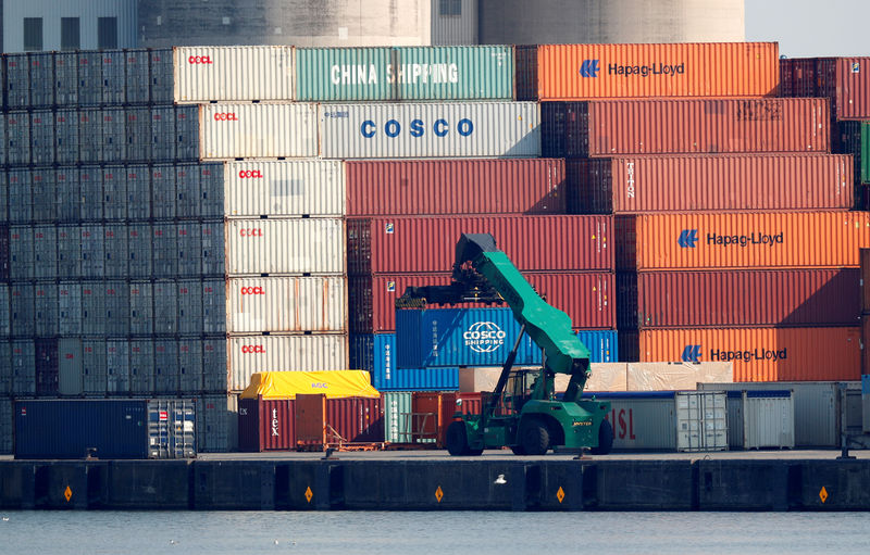 © Reuters. Container di China Shipping e China Ocean Shipping Company nel porto di Anversa