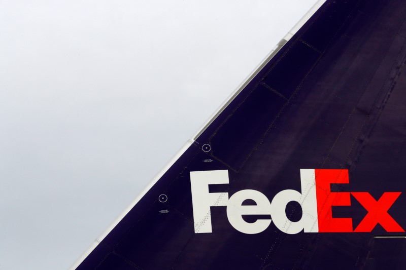 © Reuters. FILE PHOTO: The tail of a FedEx plane is seen during the presentation of the future extension of the FedEx hub in Roissy-en-France