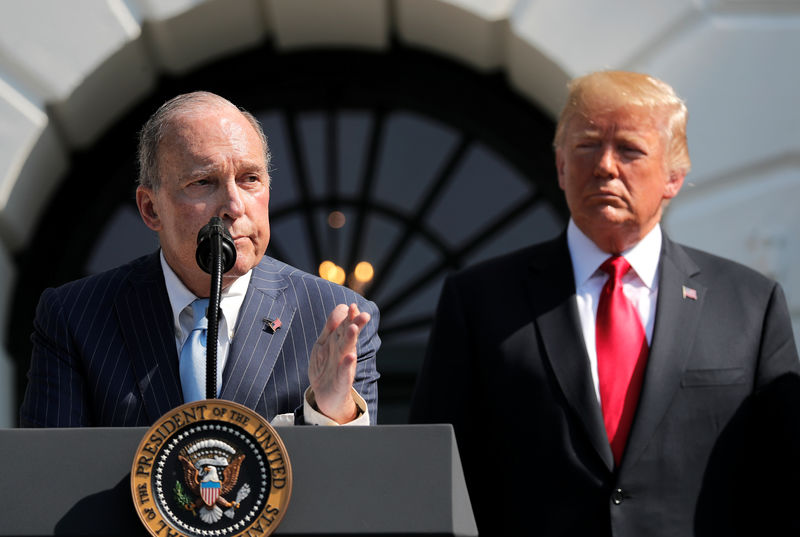 © Reuters. Conselheiro econômico da Casa Branca, Larry Kudlow, e presidente dos Estados Unidos, Donald Trump, em Washington