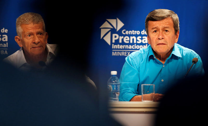 © Reuters. Pablo Beltran, representante do ELN, e Aureliano Carbonell, negociador do ELN, concedem entrevista em Havana