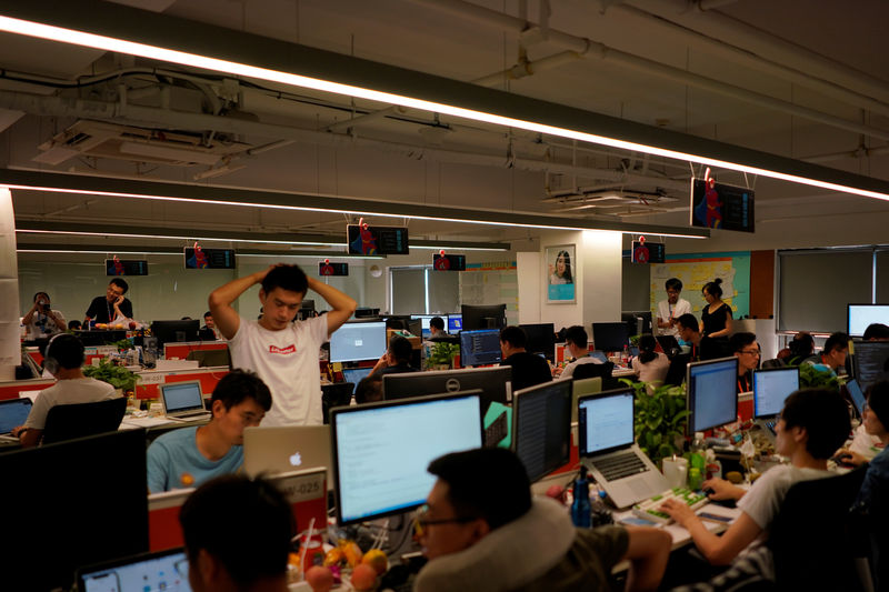 © Reuters. Funcionários trabalham no escritório do DingTalk, um desdobramento da Alibaba Group Holding Ltd, em Hangzhou