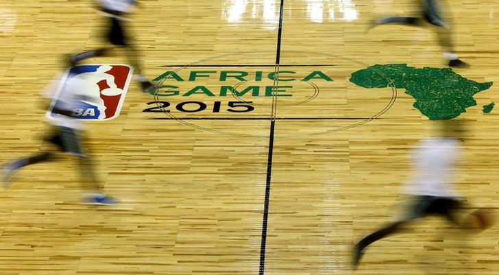 © Reuters. فريق افريقيا في مواجهة فريق العالم ضمن مبادرة لدوري السلة الأمريكي