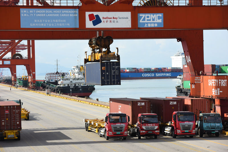 © Reuters. Shipping containers and cargo vessels are seen at the Dachan Bay Terminals in Shenzhen