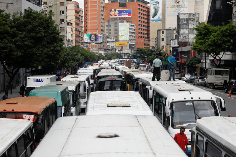 © Reuters. Los transportistas bloquean sectores de Caracas para pedir neumáticos y aceite