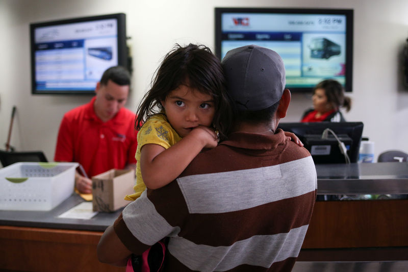 © Reuters. Un juez califica de "inaceptables" los esfuerzos de EEUU para reunir a familias separadas