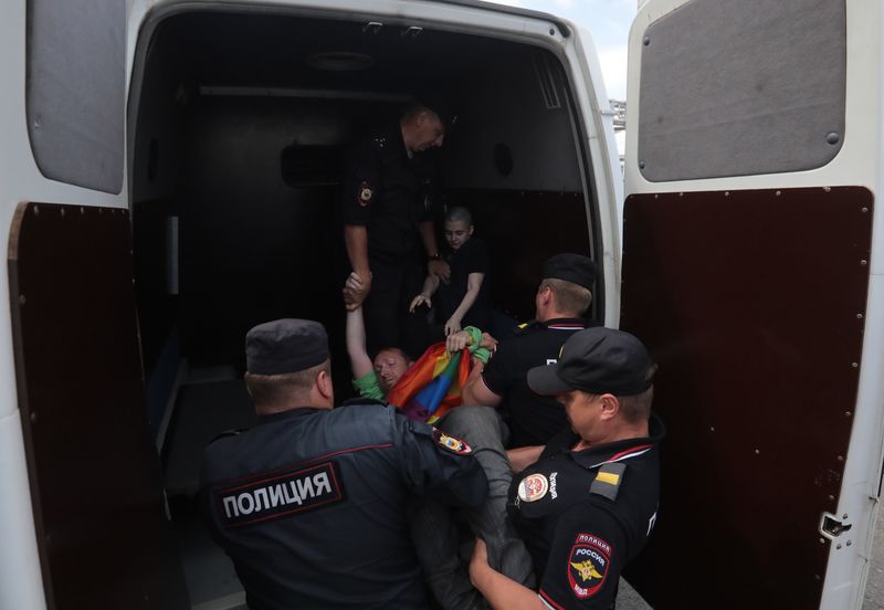 © Reuters. A demonstrator is detained by police during the LGBT community rally in central St. Petersburg