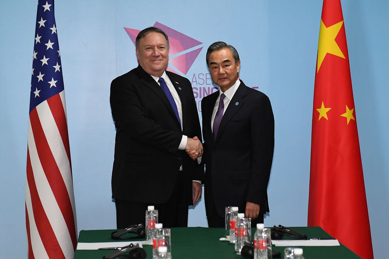 © Reuters. El secretario de Estado estadounidense, Mike Pompeo, y el ministro de Relaciones Exteriores chino, Wang Yi, posan dándose la mano antes de su reunión bilateral en el marco de la cumbre de la Asociación de Naciones del Sudeste Asiático (ASEAN), en Sing