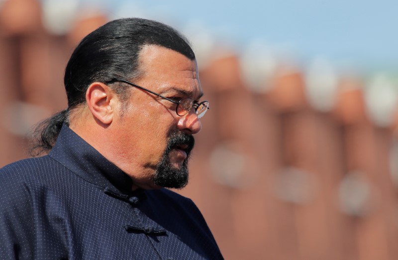 © Reuters. El actor estadounidense Steven Seagal observa la marcha del Día de la Victoria en la Plaza Roja de Moscú