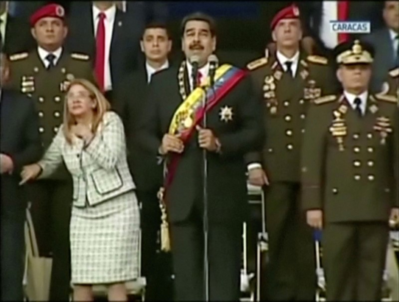 © Reuters. El presidente de Venezuela, Nicolás Maduro, es interrumpido durante un desfile militar en Caracas.