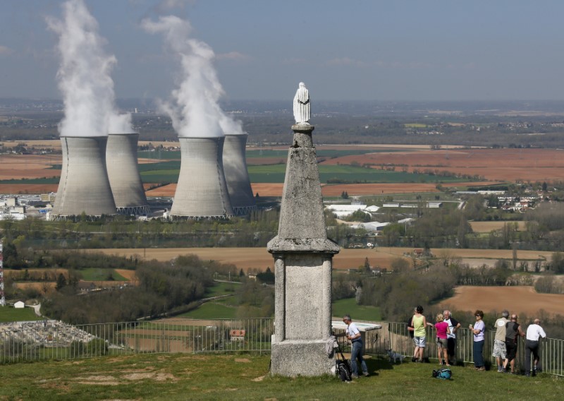 © Reuters. Steam rises from the cooling towers of the Electricite de France nuclear power station of Le Bugey in Saint-Vulbas