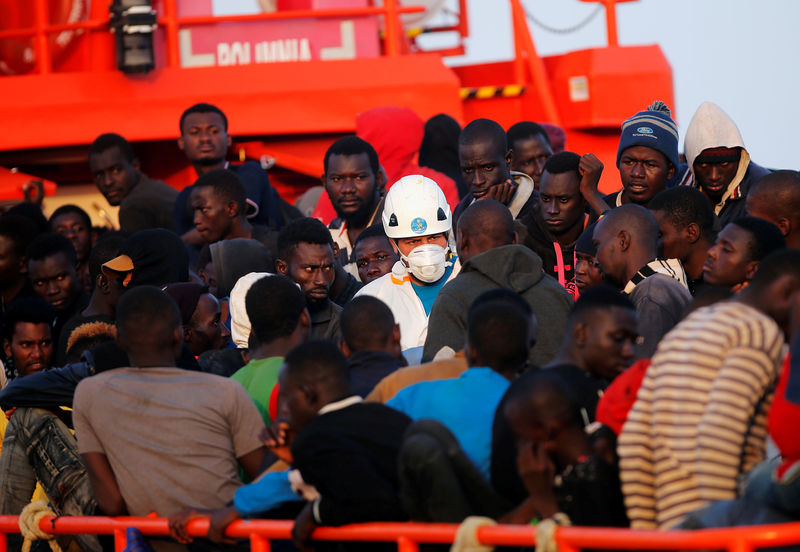 © Reuters. Salvamento rescata a casi 400 migrantes frente a las costas españolas el fin de semana