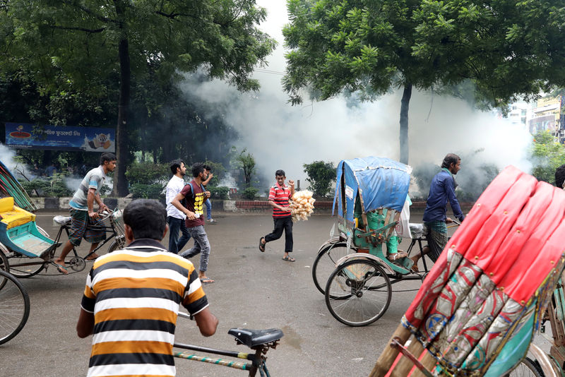 © Reuters. شرطة بنجلادش تطلق الغاز المسيل للدموع لتفريق محتجين يعطلون المرور