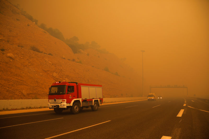 © Reuters. اليونان تقيل رئيسي الشرطة والمطافئ بعد حريق أودى بحياة العشرات