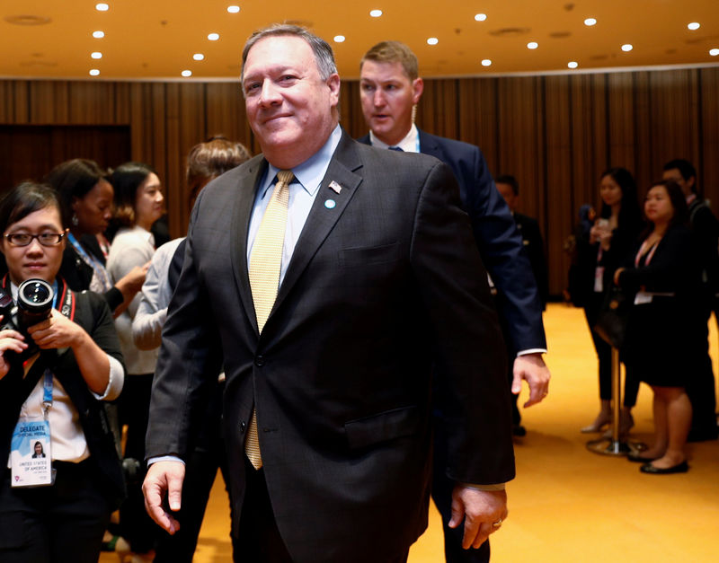 © Reuters. U.S. Secretary of State Mike Pompeo arrives to meet with South Korea's Foreign Minister Kang Kyung-wha on the sidelines of the ASEAN Foreign Ministers' Meeting in Singapore